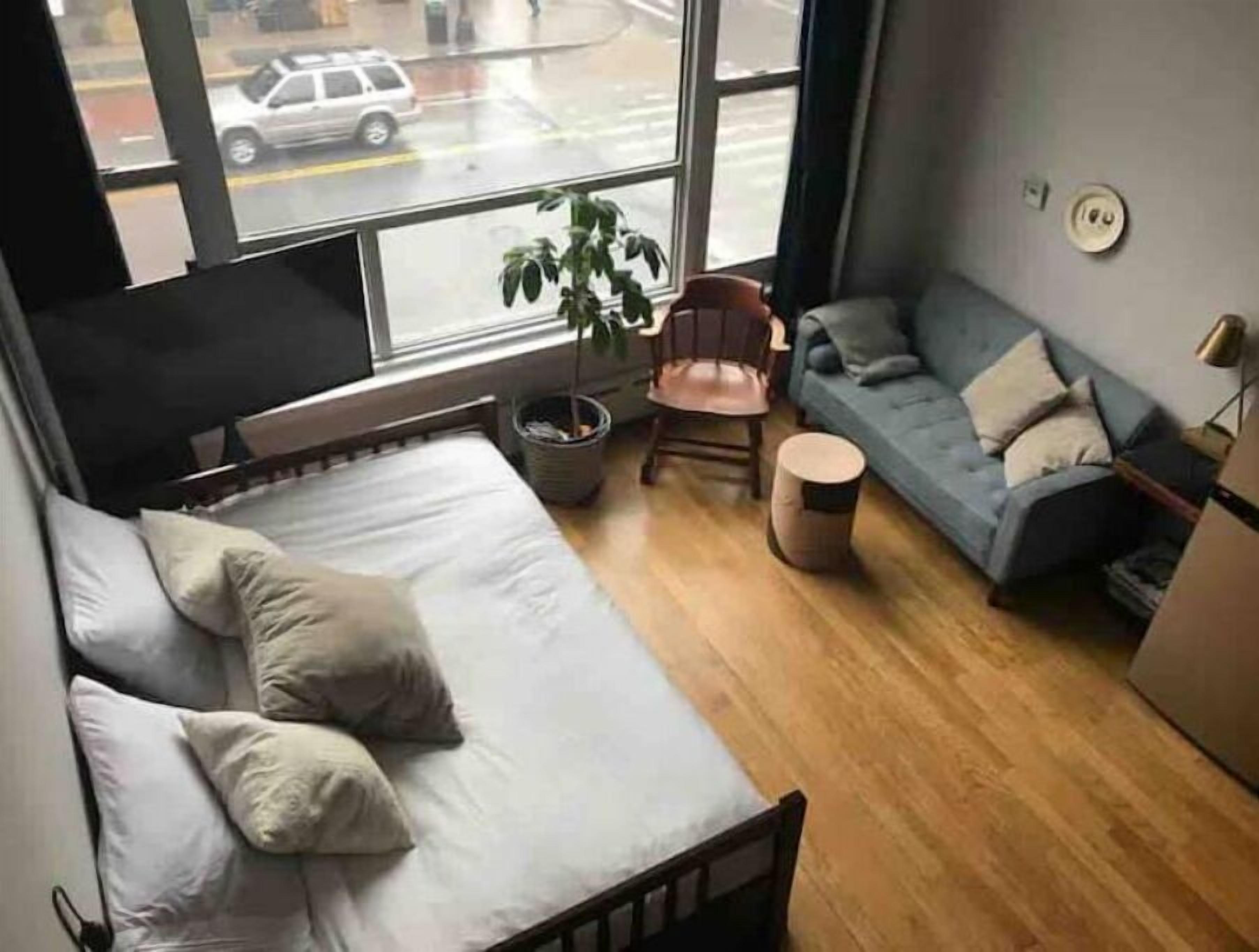 1 bedroom, desk, WiFi