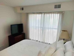 3 bedrooms, desk, iron/ironing board, travel crib - The Holistic Escape w/Fast WiFi & Free Parking (Houston)