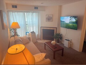 Smart TV, fireplace, video games, stereo - The Holistic Escape w/Fast WiFi & Free Parking (Houston)