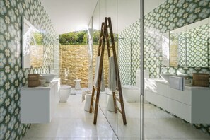Baignoire, serviettes fournies