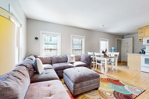 2nd-floor condo near Okemo Mtn with streaming, WiFi, partial AC, & full kitchen