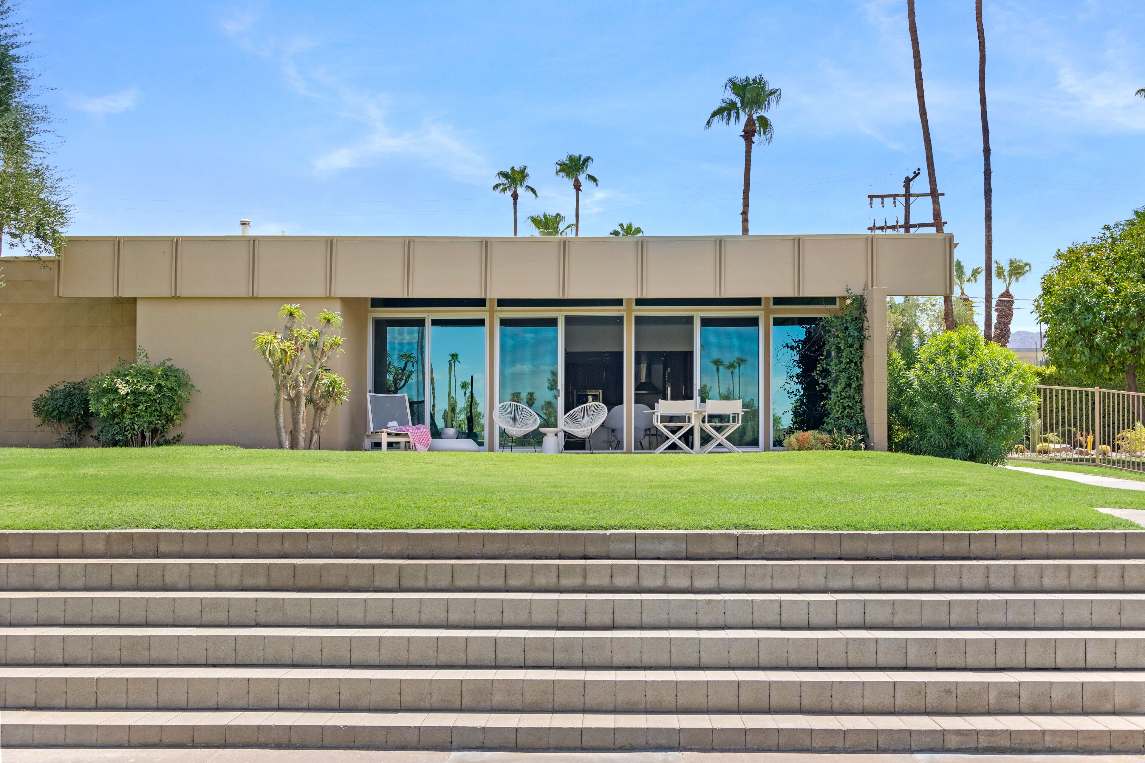 Mountain View and Walking Distance to El Paseo