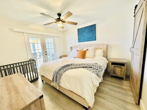 2 habitaciones, escritorio y tabla de planchar con plancha 