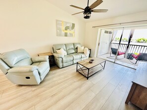 Smart TV, fireplace, books - Waterfront Condo, 8 min drive to Marco Beaches (Naples)