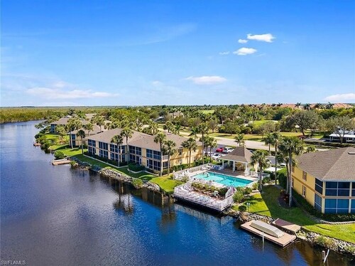 Waterfront Condo, 8 min drive to Marco Beaches
