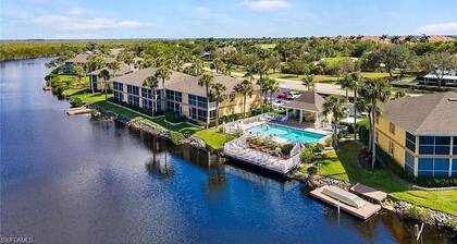 Waterfront Condo, 8 min drive to Marco Beaches