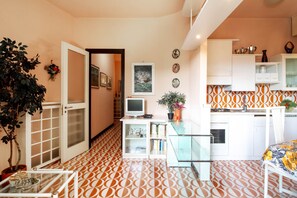 Fridge, oven, cookware/dishes/utensils - Appartamento-EUCALIPTO APARTMENT-Affitti Brevi Ita (Rapallo)