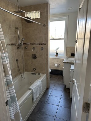 Shower, jetted tub - Townhouse in Old Fishtown! 10 mins to Center City and World Cup Stadiums (Philadelphia)