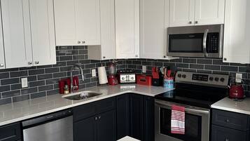 KylskÄp, mikrovÄgsugn, ugn och spishÀll