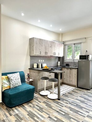 Kühlschrank, Mikrowelle, Ofen, Herdplatte