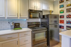 Geladeira, micro-ondas, cooktop, cafeteira/chaleira