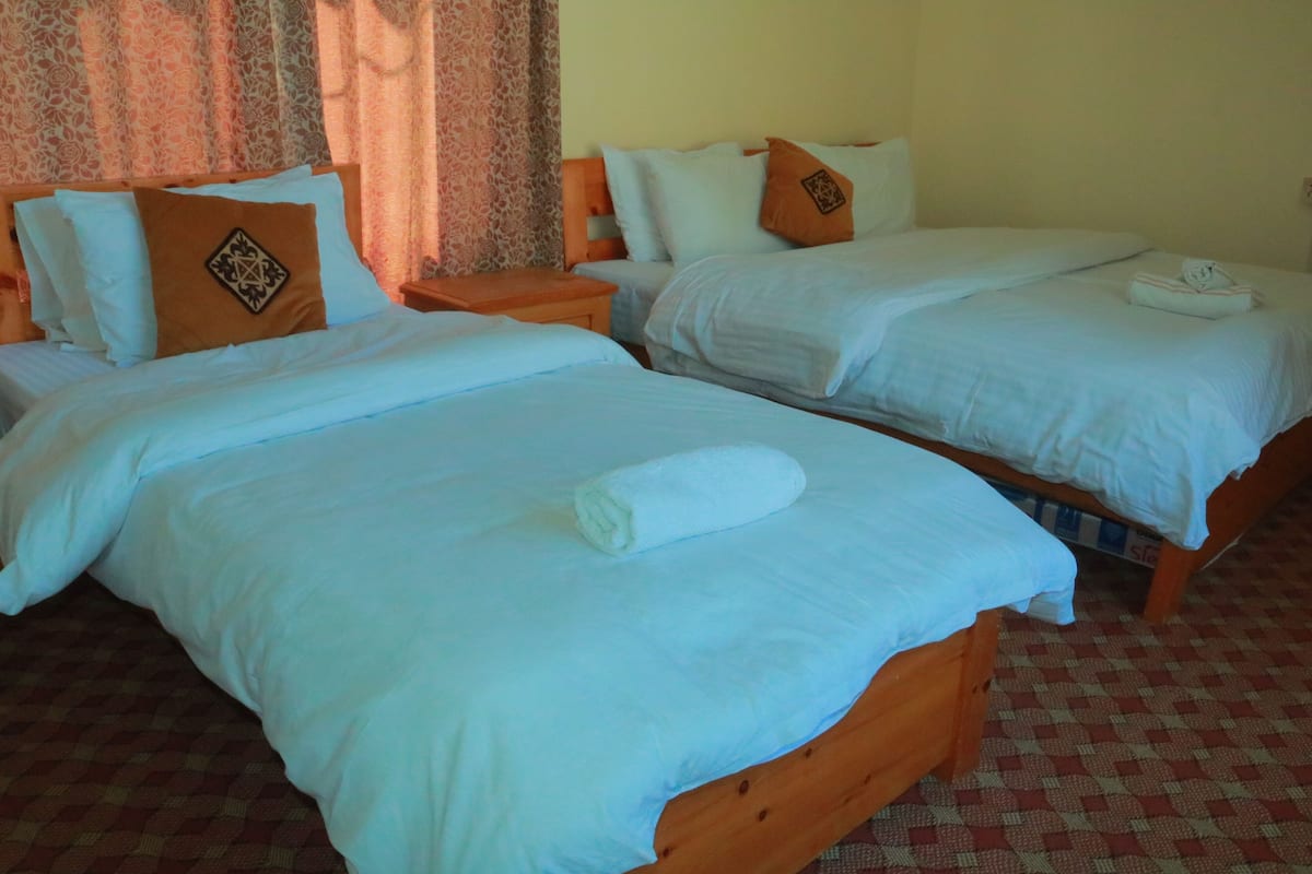 Quarto triplo luxo | Ferros/tábuas de passar roupa, Wi-Fi de cortesia