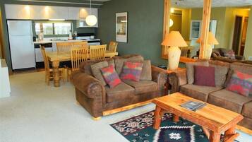 Condo, 3 Bedrooms | Living area