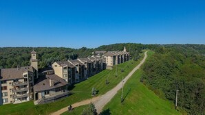 Un ensemble résidentiel comprenant plusieurs immeubles d’appartements, une tour centrale et une pelouse bien entretenue.