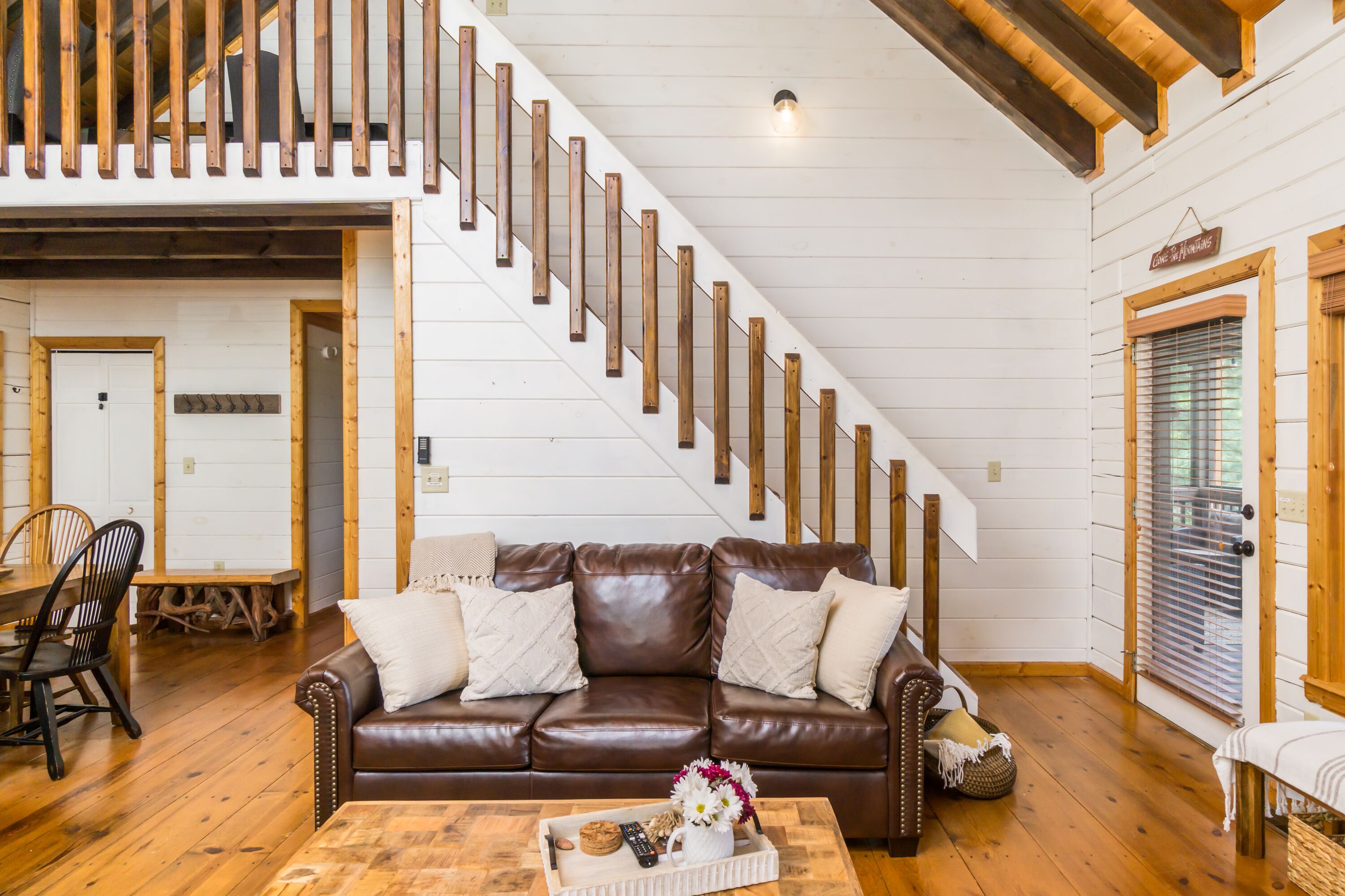 NEW!  Mountain getaway with breathtaking views. Hiker's delight! Pet Friendly!