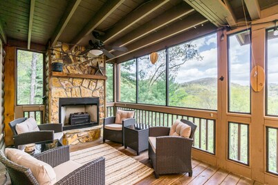 Mountain getaway with breathtaking views. Pet Friendly!