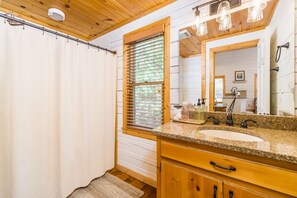 Combined shower/tub, hair dryer, towels