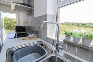 Mökki | Yksityinen keittiö | Keittoastiat/astiat/ruokailuvälineet