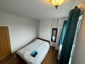 2 makuuhuonetta, silitysrauta/-lauta, ilmainen Wi-Fi, vuodevaatteet