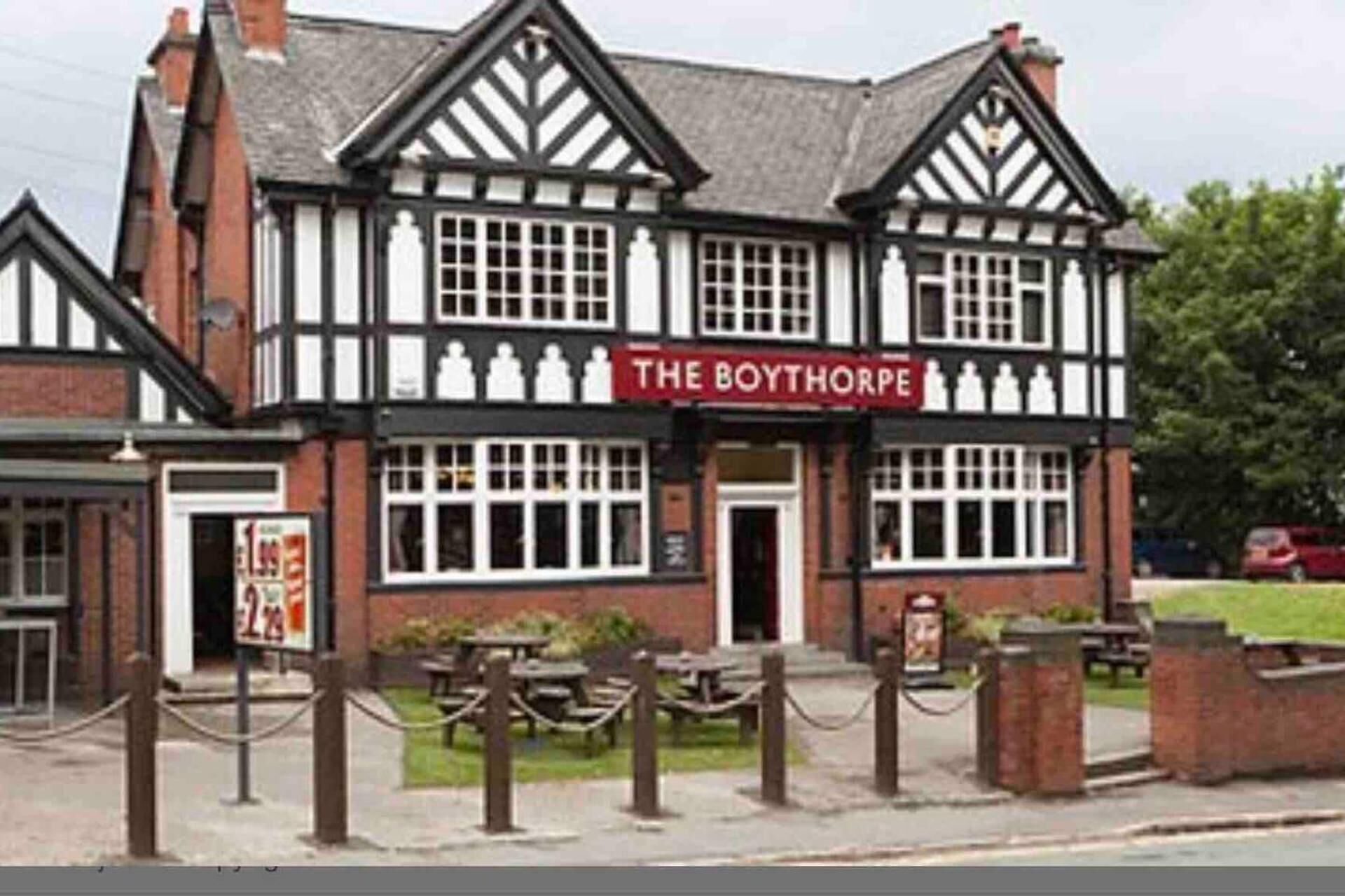 Charming 2-bed House in Chesterfield