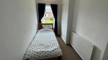 House | 2 bedrooms, iron/ironing board, free WiFi, bed sheets