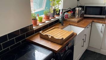 House | Private kitchen | Fridge, microwave, oven, stovetop