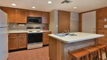 Condo, 3 Bedrooms | Private kitchen | Fridge, oven, coffee/tea maker, toaster