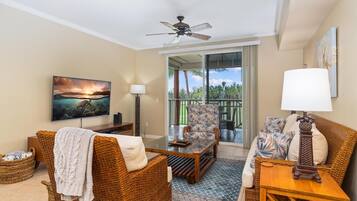 Condo, 2 phòng ngủ | Khu phòng khách | TV