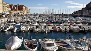 A marina filled with various boats docked closely together. - Ąairbnb - Marcin's Prop - Poland (Jedlnia-Letnisko)