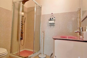 Villa | Bathroom | Shower, hair dryer, towels - Amalfi Coast Countryside With Jacuzzi and Garden (Tramonti)