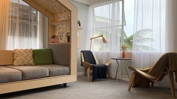 Smart-TV, Bücher, Stereoanlage