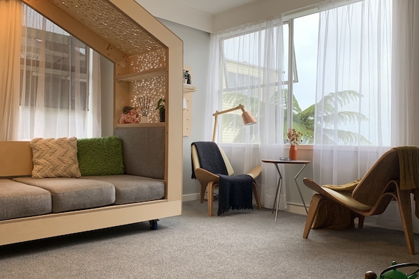 Smart-TV, bøker og stereoanlegg