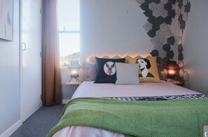 1 sovrum, skrivbord, strykjärn/strykbräda och resesäng