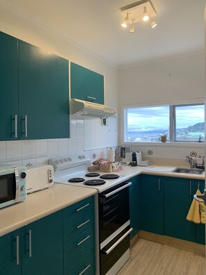 Kylskåp, mikrovågsugn, ugn och spishäll