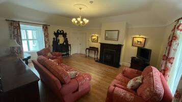 TV connectée, cheminée, table de tennis de table, livres