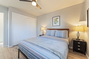 1 habitación, tabla de planchar con plancha y cuna de viaje 