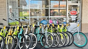 Une rangée de vélos est garée devant un magasin doté d’une grande vitrine et d’une enseigne indiquant « Centre de vélo de Matt ».