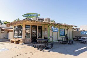 Outdoor dining - Pet-Friendly Loft Steps to Beach (Ventura)