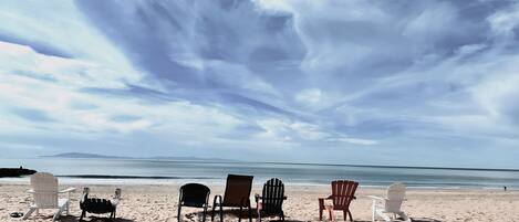 Plage à proximité, chaises longues, serviettes de plage
