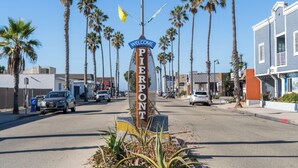 Un panneau de signalisation indiquant « Bienvenue à Pierpont » et un lampadaire.