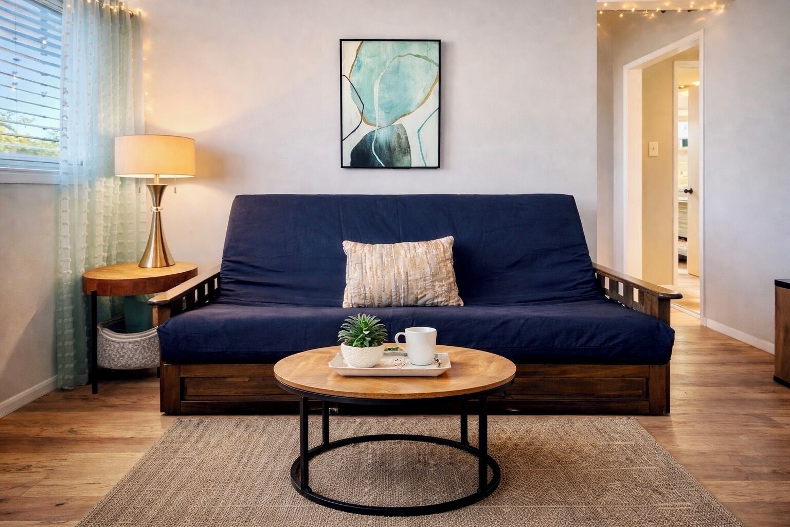 TV connectée, cheminée, livres