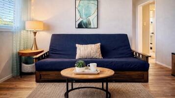 TV connectée, cheminée, livres