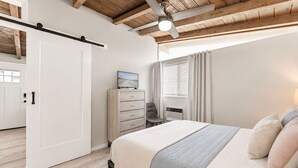 1 slaapkamer, een strijkplank/strijkijzer, reisbedje, gratis wifi