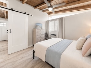 1 bedroom, iron/ironing board, travel cot, free WiFi - Sunny Nearly Beachfront Upper Loft 38 (Ventura)