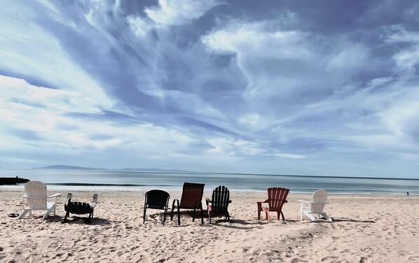 Plage, chaises longues, serviettes de plage