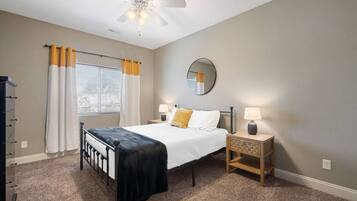 1 soveværelse, skrivebord, strygejern/strygebræt, weekendseng