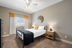 1 室のベッドルーム、デスク、アイロン / アイロン台、旅行用ベビーベッド