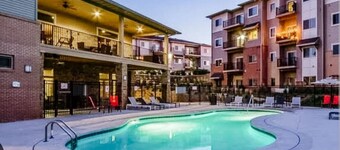 West Des Moines- Garage, Gym, Pool, Jordan Creek