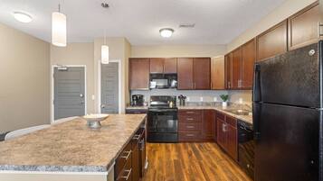 Frigorífico, microondas, horno y placa de cocina