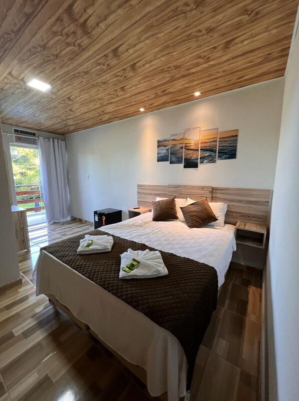Minibar, wifi gratis y ropa de cama 